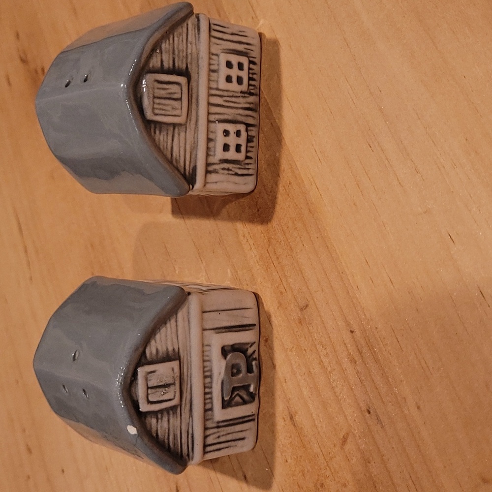 Gray Barn salt & pepper shakers - Picture 3 of 9